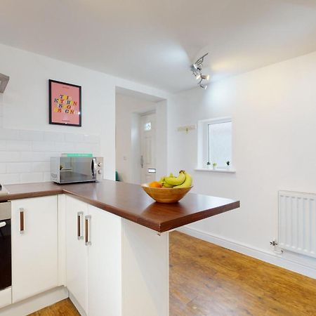 Cosy Cardiff Apartment And Patio Bagian luar foto