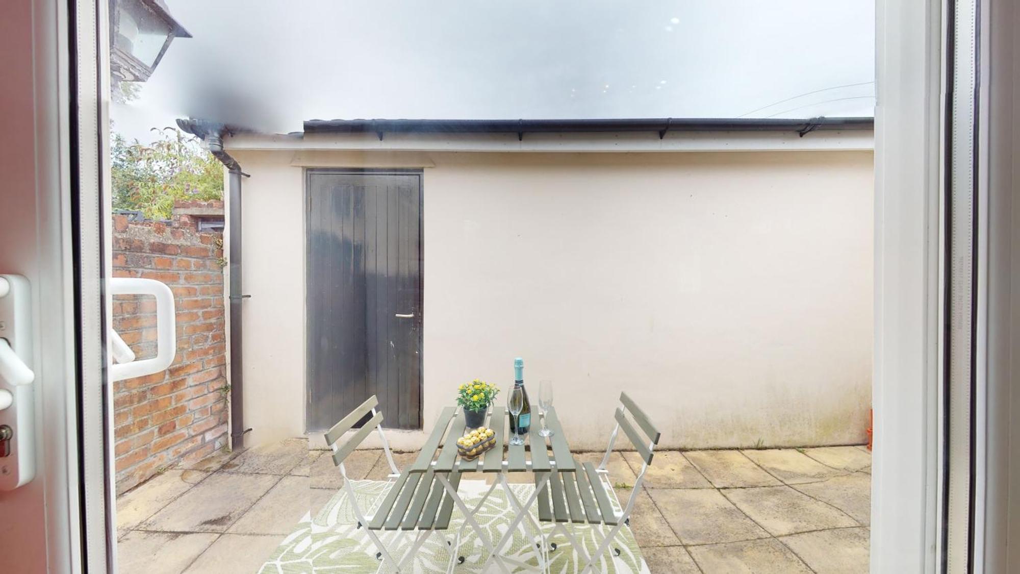 Cosy Cardiff Apartment And Patio Bagian luar foto