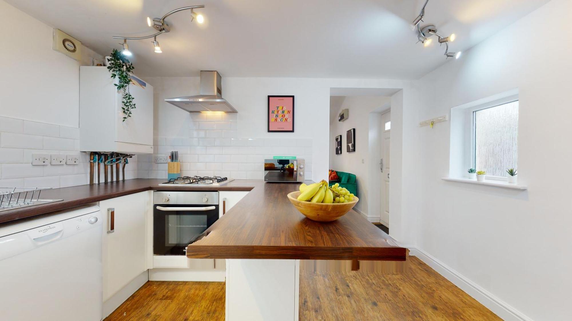Cosy Cardiff Apartment And Patio Bagian luar foto