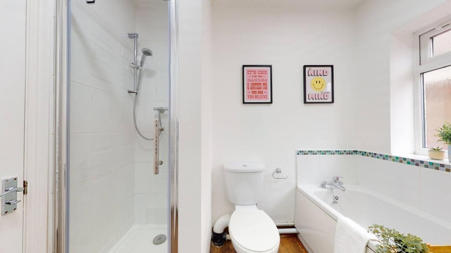 Cosy Cardiff Apartment And Patio Bagian luar foto