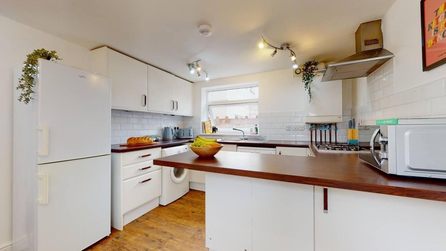 Cosy Cardiff Apartment And Patio Bagian luar foto